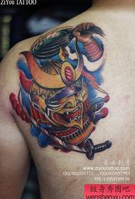 Japāņu samuraju tetovējuma modelis ar vēsu plecu