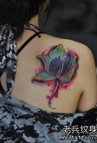 Girl's shoulders look good color lotus tattoo pattern