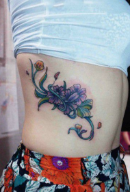 kvinnliga tatueringsmönster för färsk blomma midja