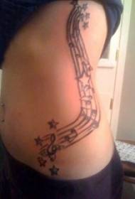 Musiikkitaustatatuointityttö tyttö vyötärö mustalla nuotilla tatuointi kuva