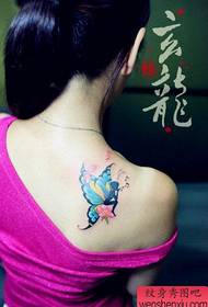 Patrón de tatuaje de duende pop popular de hombros femeninos