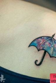 Mali svježi uzorak tetovaža kišobrana na ramenu
