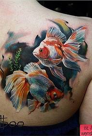 Tetovēšanas šova attēlā tika ieteikts plecu krāsas zelta zivtiņas tetovējums