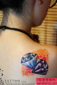 un model de tatuaj cu diamante în culoarea umărului unei fete