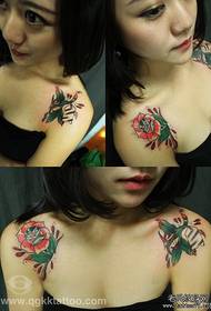 Tatoo nzuri la rose kwenye bega la mwanamke mzuri