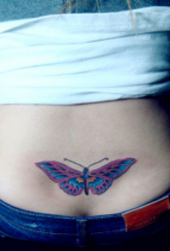 Patrón de tatuaxe de bolboreta na cintura de cintura feminina