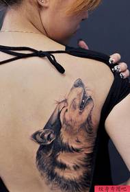 Wzór tatuażu z tyłu głowy wilka
