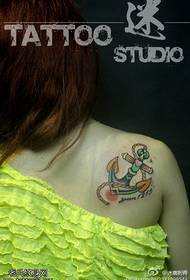 Gruaja e punës me tatuazh me spirale me ngjyrën e shpatullave