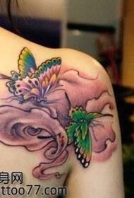 美しくて美しい肩の蝶のタトゥーパターン
