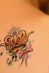ženski rameni luk kruna pismo tetovaža uzorak