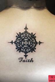 Tattoo show, preporučite uzorak tetovaže za totem na ramenima