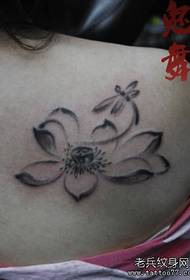 Magagandang balikat na pinturang pinturang pagpipinta ng estilo ng lotus tattoo