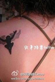 un patrón de tatuaje de demonio tótem de hombro de niña