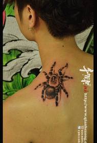populiari klasikinė vorų tatuiruotė ant peties
