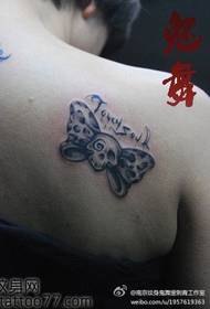 Класични узорак тетоваже лук на раменима љепоте на раменима