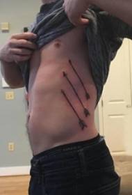 girovita laterale da ragazzo su linea nera con immagine di tatuaggio di freccia dominante
