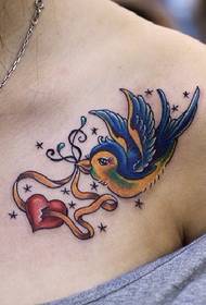Padrão de tatuagem de mulher: Padrão de tatuagem de andorinha de amor de cor de ombro