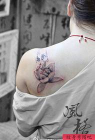 女性の肩の美しいとエレガントな蓮のタトゥーパターン