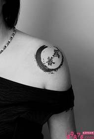 Svartvit kinesisk karaktärs axel tatuering