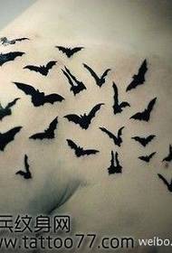 Alternativní vzor tetování netopýra přes rameno