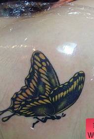 Meisie se skouers mooi vlinder tatoeëring patroon