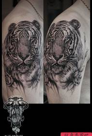 Skouder Rose Tiger Tattoos