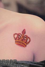 Mooi schouderkleur kroon tattoo-patroon