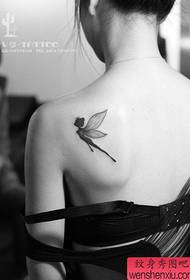 Работа на татуировки на раменни елфи на жена