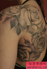 Épaule de beauté tatouage rose gris noir