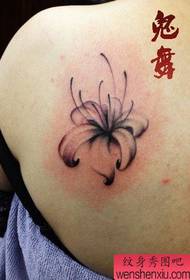 Girls shoulders look good on the popular shore flower tattoo pattern