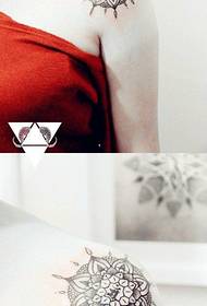 Qaabka loo yaqaan 'totem' tattoo tattoo ubax caan ah garbaha gabdhaha