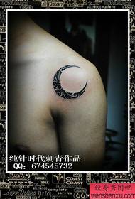 Patró clàssic de tatuatge de lluna tòtem masculí a les espatlles dels nois