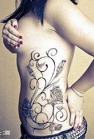 padrão de tatuagem de flor de cintura