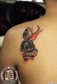 Работа тетоважа со зајак во боја на рамената