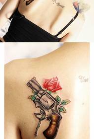 Tatuagem de pistola de cor de ombro de mulher trabalha por show de tatuagem