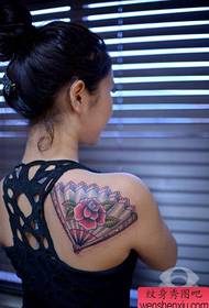 Ženské ramena popový pop fan tetování vzor