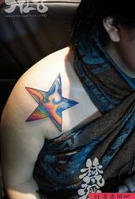 Ослепително цветна петолъчна звездна татуировка на рамото