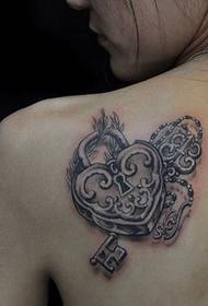 Djevojka ramena modna ljubav zaključavanje ključ uzorak tetovaža