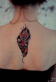 Tatuado montras, rekomendas virinan ŝultran plumon tatuadon