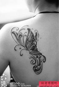 Krásny čierny a biely motýľ tetovania na ramenách dievčat