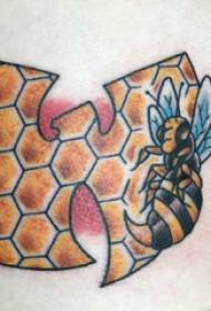 Talia boczna chłopca z tatuażem małej pszczoły na obrazie tatuażu pszczoły i ula