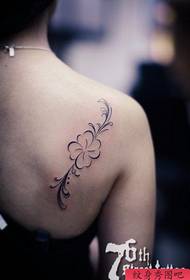 Θηλυκό ώμους όμορφο και δημοφιλές αμπέλι τετράφυλλο τριφύλλι μοτίβο τατουάζ