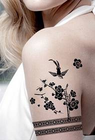 Piękna dziewczyna ramię super piękny ciepły czarno-biały tatuaż