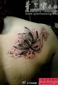 Moteriškos pečių gražus ir populiarus juodos pilkos lotoso tatuiruotės modelis