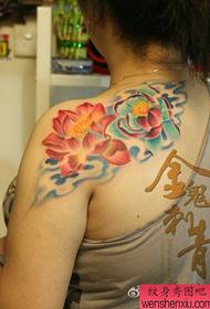 Bellissimo modello di tatuaggio di loto colorato sulle spalle delle ragazze