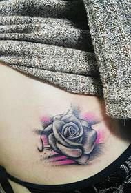 Pola tato mawar seksi ing sisih kiwa kiwa