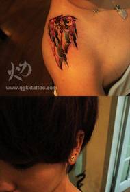 Tatuaje de puñal fresco no ombreiro da nena