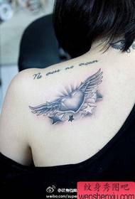 女生肩背流行的黑白爱心翅膀纹身图案