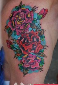男生肩膀处流行经典的玫瑰花纹身图案