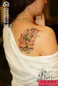 Female shoulders beautiful and popular lotus tattoo pattern